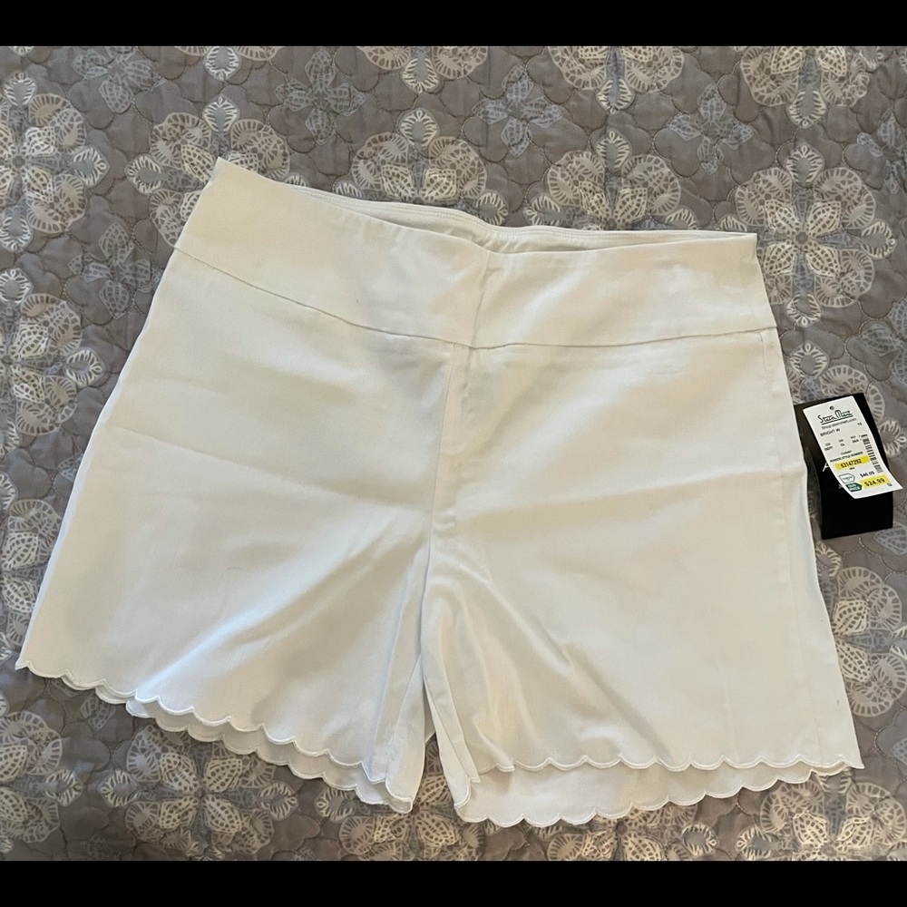 Attyre white scallop shorts